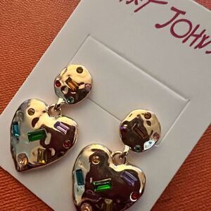 ♥️ Betsey Johnson sparkling crystal embellished heart dangle earrings ♥️
